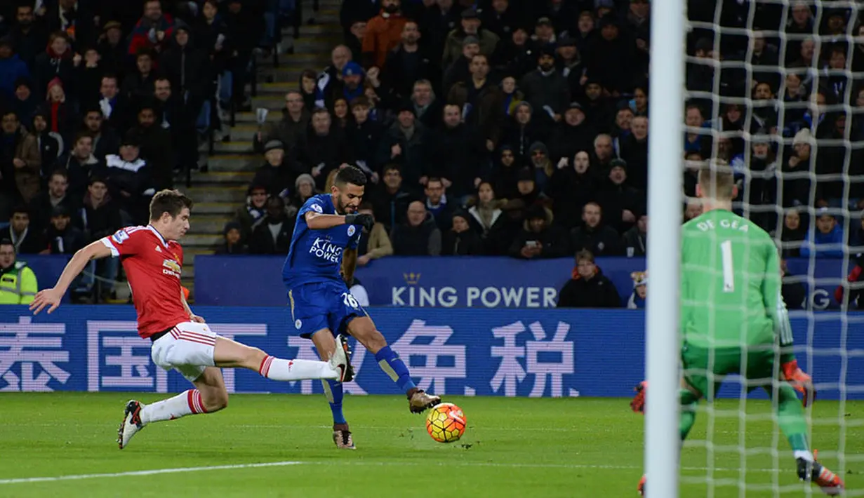 Gelandang Leicester, Riyad Mahrez, melakukan tendangan ke arah gawang MU pada laga Liga Premier Inggris di Stadion King Power, Inggris, Sabtu (28/11/2015). (AFP Photo/Oli Scarff)