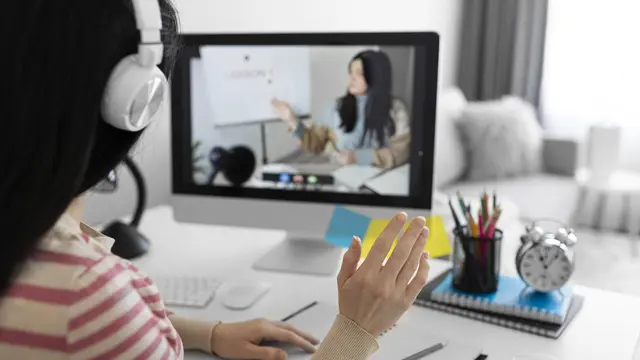 Peluang lainnya di dunia digital adalah dalam bidang pendidikan dan pelatihan online.