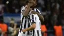 Andrea Pirlo (kanan) dipeluk Paul Pogba usai pertandingan di laga final Liga Champions 2014-2015 di Olympiastadion, Berlin, Minggu (7/6/2015). Juventus dikalahkan Barcelona dengan skor 3-1. (AFP Photo/Oliver Morin)