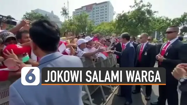 Momen menarik terjadi ketika kendaraan dinas yang ditumpangi Jokowi keluar dari Istana Negara yang hendak menuju tempat pelantikan Presiden dan Wakil Presiden. Saat kendaraan melintas di depan Taman Pandang, Monas, Jokowi tiba-tiba menghentikan kenda...