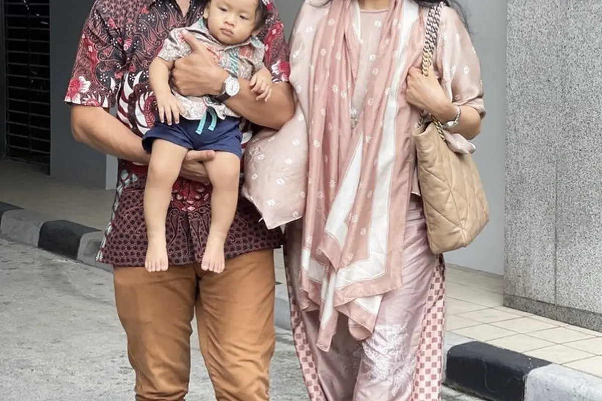 Gaya Kasual Olivia Zalianty Bersama Suami dan Anaknya