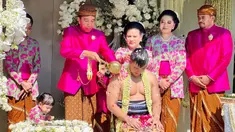 Presiden Joko Widodo atau Jokowi melakukan prosesi siraman terhadap sang anak Kaesang Pangarep yang akan menikah di kediaman, Sumber, Kota Surakarta, Jawa Tengah, Jumat (9/12/2022). Kaesang Pangarep menjalani prosesi sungkeman dan siraman jelang pernikahannya dengan Erina Gudono yang akan diselenggarakan pada 10 Desember 2022. (Tim Media Pernikahan Kaesang-Erina)