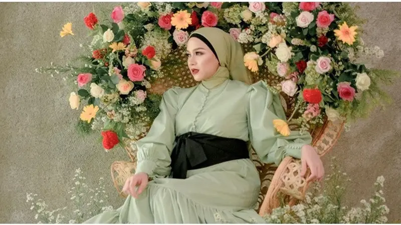 Jelang Melahirkan Anak Ketiga, Ini 6 Potret Maternity Shoot Nina Zatulini