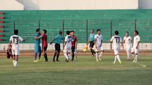 PANAS - Duel Persinga Ngawi vs PPSM Magelang di Stadion Sultan Agung, Bantul, Selasa (25/9/2015) berjalan panas. Keributan antarapemain kedua tim meledak imbas keputusan wasit yang kerap blunder. (Bola.com/Vincensius Sawarno)