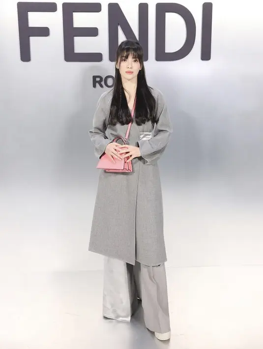 Song Hye Kyo tak pernah absen hadir diacara Fendi. Begitu saat Milan Fashion Week, ia mengenakan setelah coat abu-abu serasi dengan celananya. @fendi