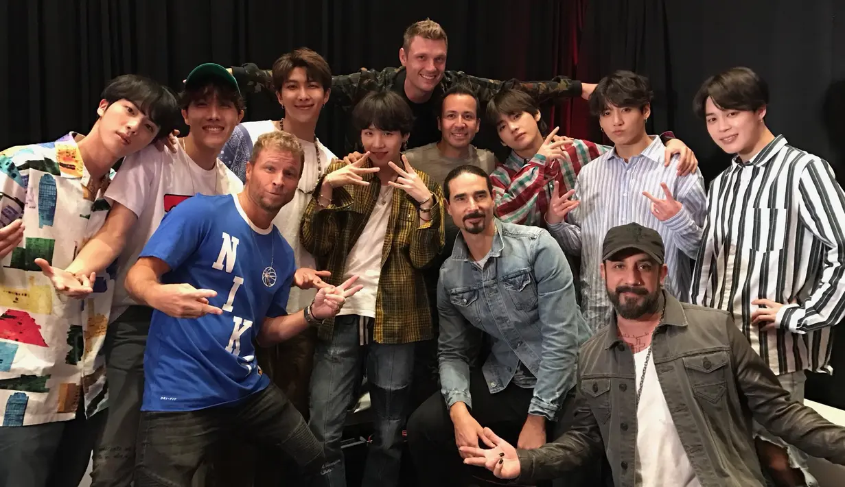 Usia BTS dan Backstreet Boys memang berbeda 20 tahun, akan tetapi hal itu tak menjadi penghalang di antara mereka. Melalui akun Twitter, Backstreet Boys pun mengungggah kebersamaan mereka dengan BTS. (Foto: twitter.com/backstreetboys)