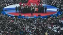Ribuan orang memadati stadion Luzhniki untuk mengikuti kampanye pencalonan Vladimir Putin dalam pemilihan presiden Rusia mendatang di Moskow (3/3). Polisi memperkirakan jumlah seluruh warga yang hadir mencapai 130.000 orang. (AFP/Kirill Kudryavtsev)