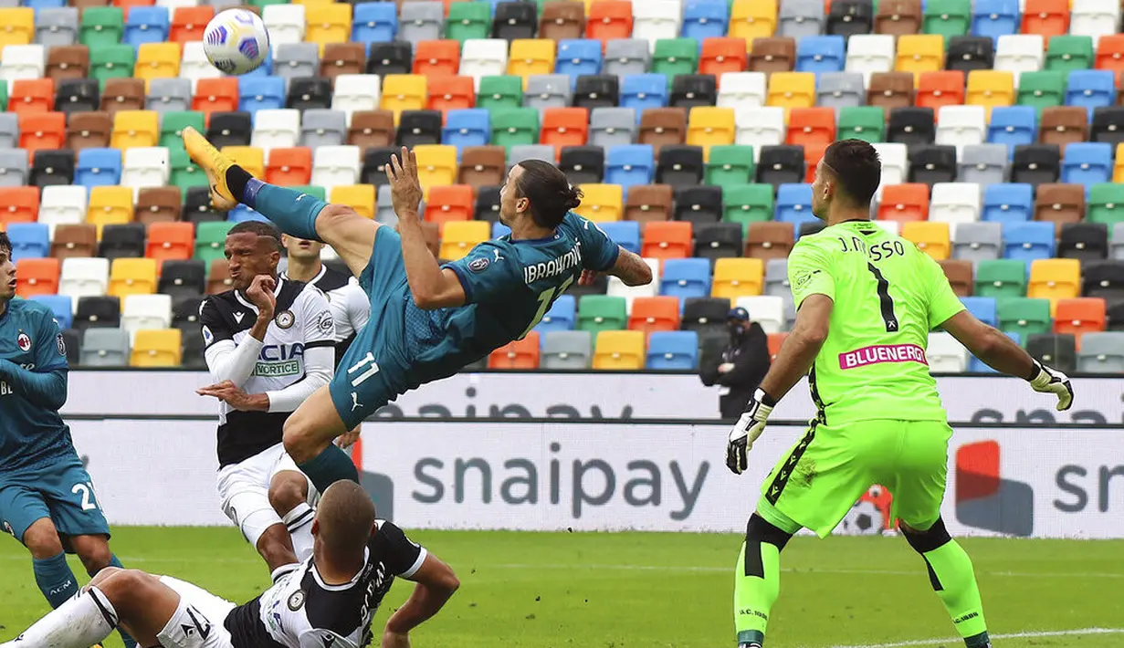Striker AC Milan, Zlatan Ibrahimovic, mencetak gol dengan tendangan salto ke gawang Udinese pada laga Liga Italia di Stadion Friuli, Minggu (1/11/2020). AC Milan menang dengan skor 2-1. (Andrea Bressanutti/LaPresse via AP)