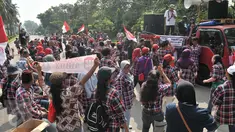 Sejumlah pendukung Basuki Tjahaja Purnama atau Ahok memadati sekitar area sidang di Kementerian Pertanian, Jakarta, Selasa (25/4). Dalam Sidang yang beragendakan pembacaan pledoi peserta tetap setia dan semangat sambil berjoget.(Liputan6.com/Helmi Afandi)