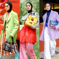 Lihat di sini beberapa potret gaya bold Tantri Namirah yang hobi pakai outfit tabrak warna dan motif.