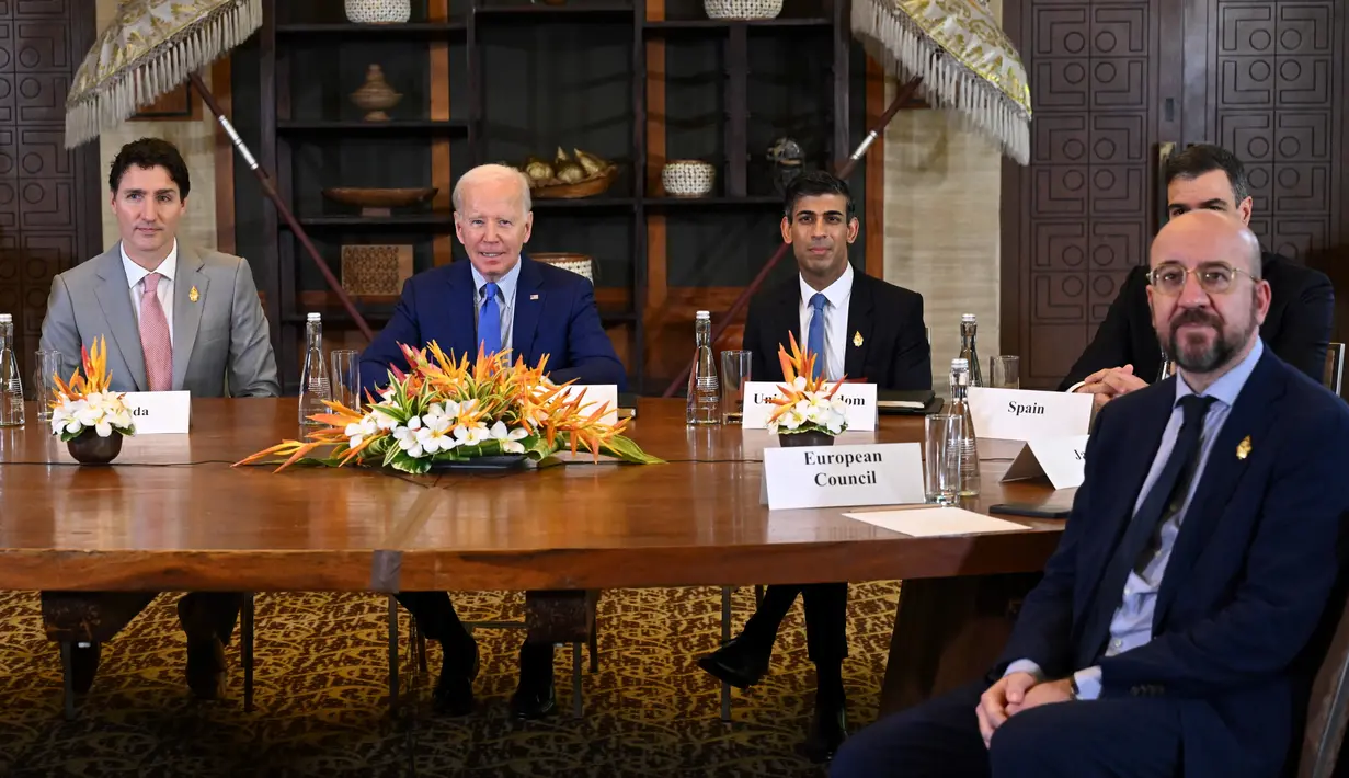 Presiden AS Joe Biden (kedua kiri), Perdana Menteri Inggris Rishi Sunak (kedua kanan), Perdana Menteri Kanada Justin Trudeau (kiri) dan Presiden Dewan Eropa Charles Michel (kanan) berkumpul untuk mengadakan pertemuan "darurat" membahas rudal yang menyerang wilayah Polandia dekat perbatasan dengan Ukraina, di sela-sela KTT G20 di Nusa Dua, Bali, Rabu (16/11/2022). (SAUL LOEB / AFP)