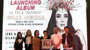 Penyanyi Mulan Jameela (keempat kiri) foto bersama dengan musisi Ahmad Dhani (kedua kanan) saat peluncuran album solonya berjudul 99 Vol 2 “Patience”, Jakarta, Rabu (2/5). (Liputan6.com/Immanuel Antonius)