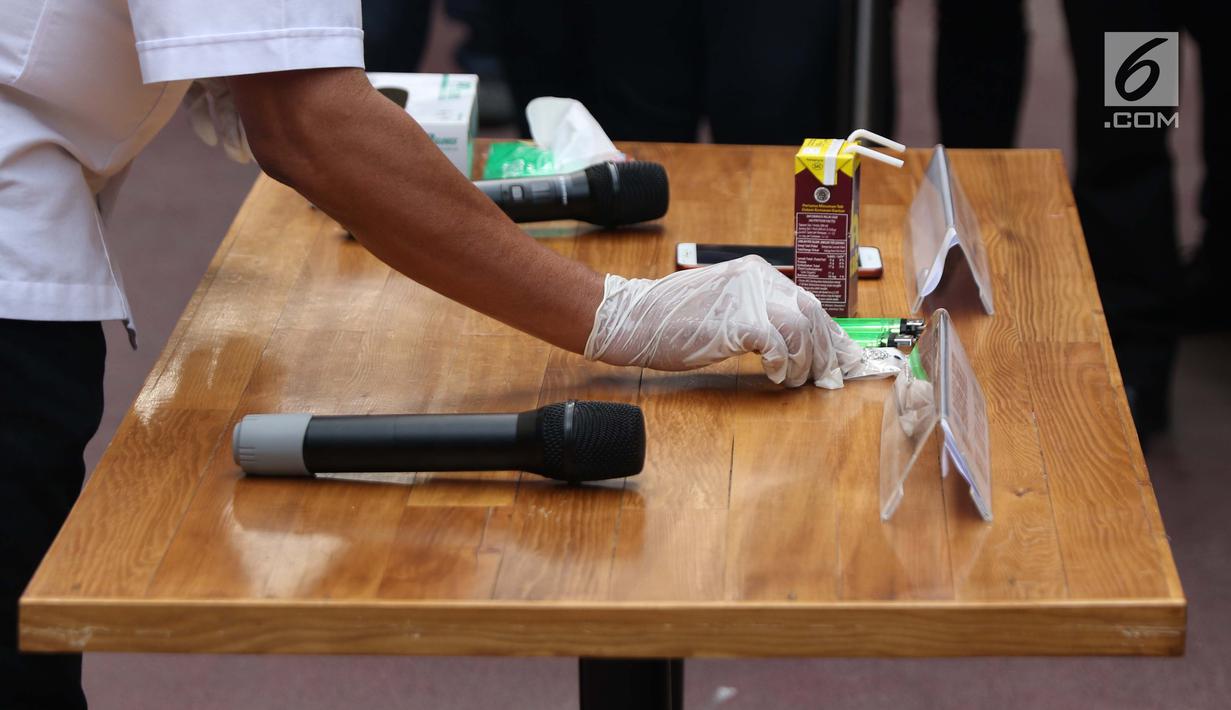 Petugas Direktorat Reserse Narkoba Polda Metro Jaya menunjukkan barang bukti penangkapan pesinetron Rio Reifan saat rilis, Jakarta, Jumat (16/8/2019). Rio Reifan ditahan polisi terkait kasus narkoba, ini merupakan kali ketiga Rio Reifan terjerat kasus narkoba. (Liputan6.com/Helmi Fithriansyah)