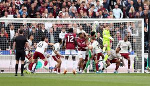 Kiper Arsenal, David Raya, berusaha menjangkau bola di depan gawang dalam pertandingan Liga Inggris antara West Ham United FC melawan Arsenal FC di Stadion London Stadium, London timur, pada 10 Mei 2026. (Adrian Dennis / AFP)