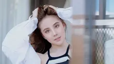 Punya rambut panjang, Agatha Chelsea sering berpose sembari memegang rambut indahnya. Pose satu ini memang menjadi salah satu pose andalan wanita yang punya rambut panjang, tak terkecuali Agatha Chelsea. Ketika berposes memegang rambut, bintang film Meet Me After Sunset ini seperti sedang mengikat rambutnya. (Liputan6.com/IG/@agatha_chelsea)
