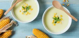 Sup jagung dikenal sebagai comfort food yang punya rasa ringan dan menenangkan. Teksturnya yang lembut serta rasa manis alami dari jagung membuat hidangan ini cocok disantap saat sahur, ketika perut belum siap menerima makanan berat. (foto/dok: freepik)