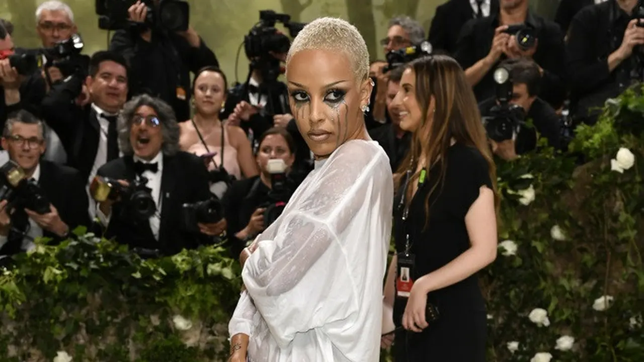 Doja Cat di MET Gala 2024 (Evan Agostini/Invision/AP)