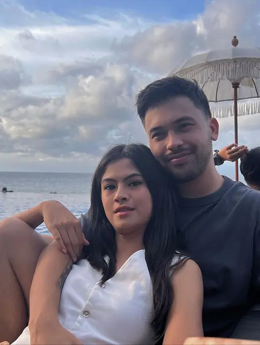 Siapa sangka, Hana dan Justin menjalin hubungan asmara beda agama. Hana sendiri penganut agama islam. Diketahui, Justin Harijawan seorang Buddhis, namun kedekatan keduanya jadi bukti kuat hubungan asmara. (Sumber: Instagram/IG/hanahaho)