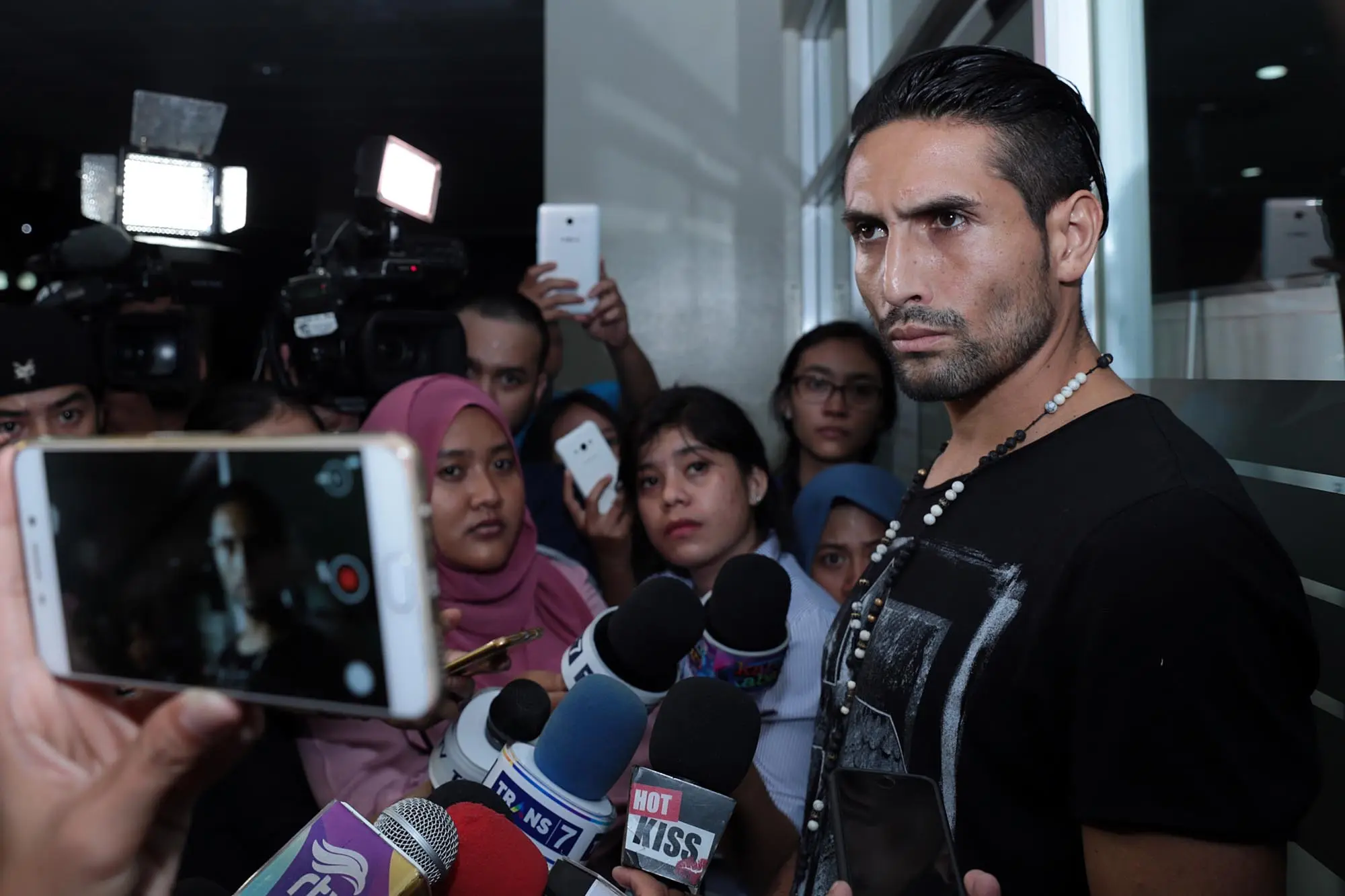 "Kabarnya Jupe ya doain, doain yang terbaik. Rencana saya sih sudah lama ke sini tapi iya baru bisa sekarang," ucap Gaston Castano dengan singkat usai melihat kondisi mantan istrinya di RSCM. (Deki Prayoga/Bintang.com)