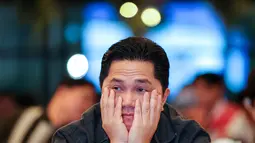 Ekspresi kecewa ketua umum PSSI, Erick Thohir saat nonton bareng laga Grup D Piala Asia 2023 antara Timnas Indonesia melawan Irak di Senayan Avenue, Senayan, Jakarta, Senin (15/01/2024) malam WIB. (Bola.com/Bagaskara Lazuardi)
