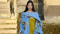 Jacey Philana melakukan debut luar biasa dengan muncul di runway Paris Couture Week. Ia memulai dengan show Dior, lalu Valentino. Foto: Instagram.