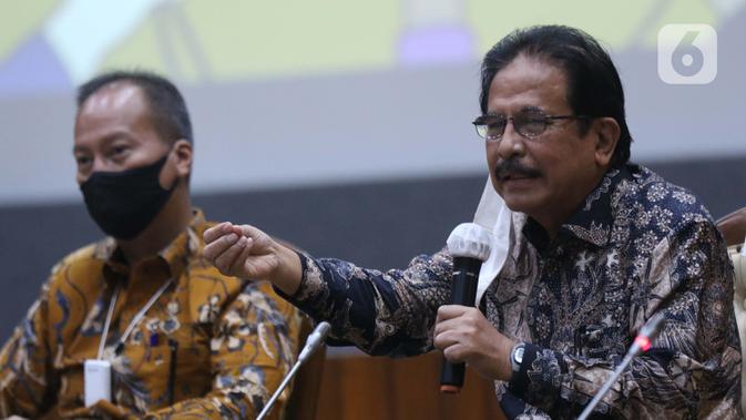 Menteri Agraria dan Tata Ruang/Badan Pertanahan Nasional, Sofyan Djalil (kanan) memberi keterangan terkait UU Omnibus Law Cipta Kerja di Graha Sawala Kemenko Perekonomian Jakarta, Rabu (7/10/2020). Ia memberi penjelasan terkait disahkannya UU Omnibus Law Cipta Kerja. (Liputan6.comHelmi Fithriansyah)