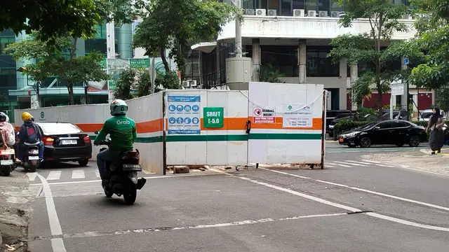 Pengguna jalan di kawasan Menteng, Jakarta Pusat, dibuat gerah akibat proyek strategis nasional yang tak kunjung rampung. (Liputan6.com/Ady Anugrahadi)