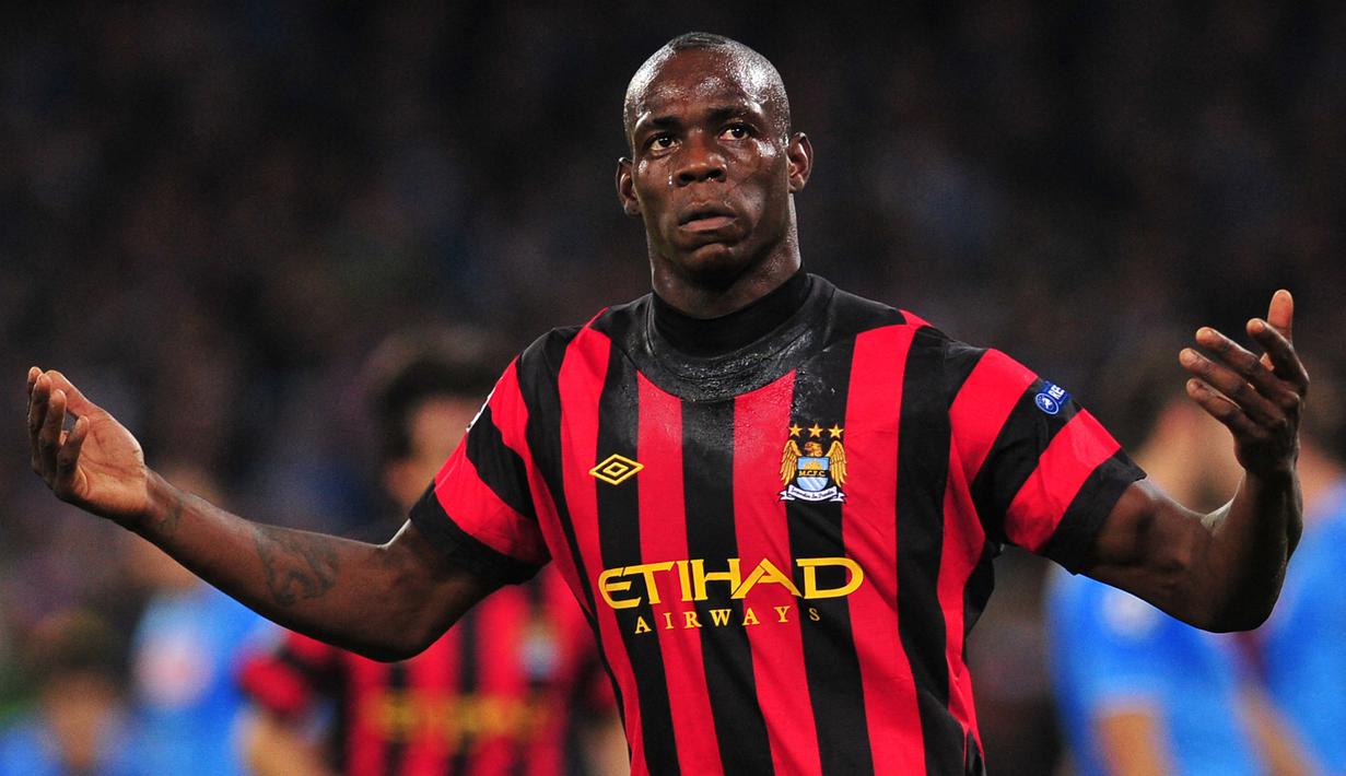 Mario Balotelli. Striker Italia berusia 31 tahun yang sejak awal musim 2021/2022 memperkuat Adana Demirspor ini pernah memperkuat Manchester City selama 2,5 musim mulai 2010/2011 hingga pertengahan musim 2012/2013 sejak didatangkan dari Inter Milan pada awal musim 2010/2011 dengan nilai transfer 29,5 juta euro. Ia langsung mencetak 1 gol pada laga debutnya di leg pertama kualifikasi Liga Europa 2010/2011 (19/8/2010) menghadapi tuan rumah FC Timisoara yang berkesudahan 1-0. Ia total tampil dalam 80 laga bersama Mancity di semua ajang dengan torehan 30 gol dan 7 assist. (AFP/Alberto Pizzoli)