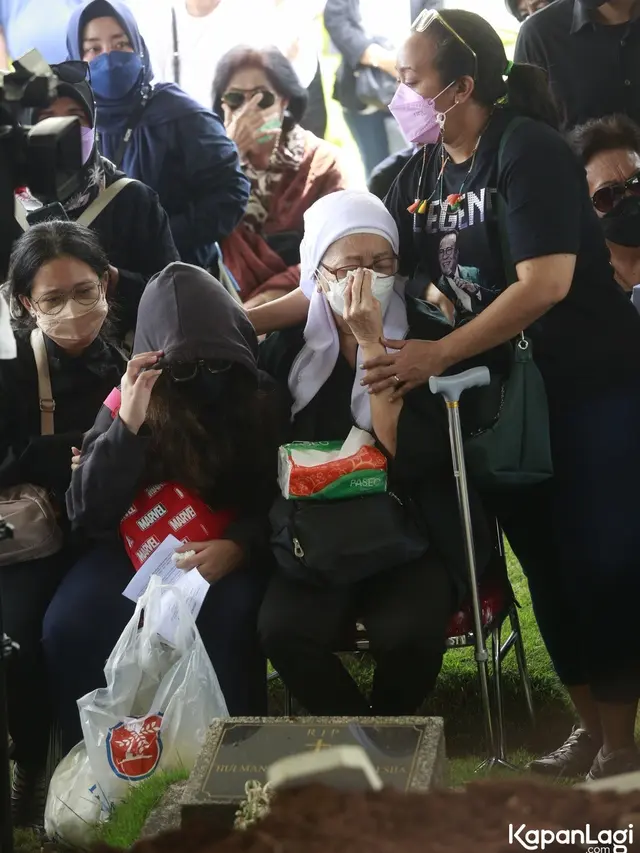 [Fimela] Pemakaman Bob Tutupoly