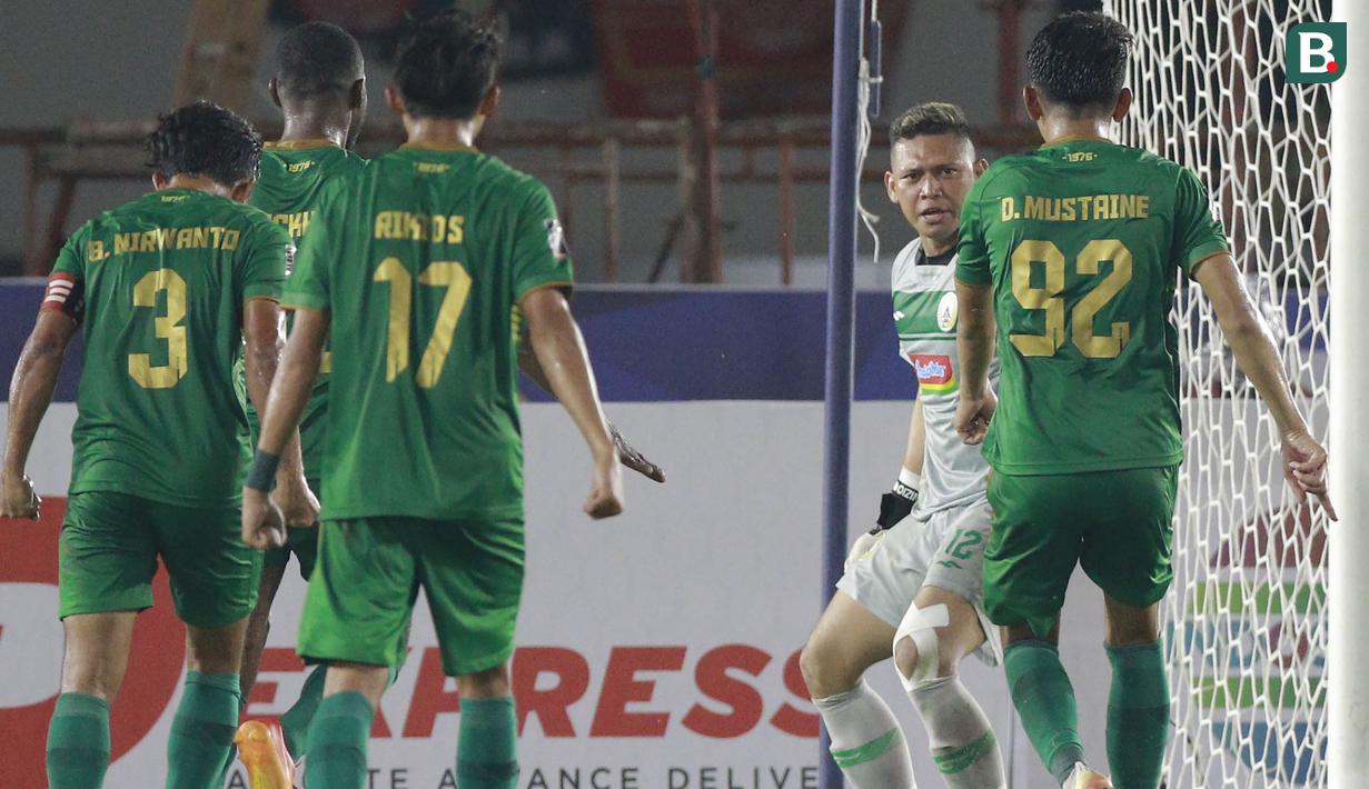 Ekspresi kiper PSS Sleman, M. Ridwan, setelah menggagalkan tendangan penalti pemain Persis Solo, Fabiano Da Rosa Beltrame, dalam lanjutan pertandingan babak penyisihan Grup A Piala Presiden 2022 di Stadion Manahan, Solo, Jawa Tengah, Sabtu (11/6/2022). (Bola.com/Arief Bagus)