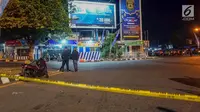 Garis polisi melintang di lokasi ledakan bom di Pos Polisi Pantau, Bundaran Kartasura, Sukoharjo Selasa (4/6/2019). Bom bunuh diri terjadi pada Senin pukul 22.20 WIB yang mengakibatkan pelaku aksi teror kritis dan tujuh polisi selamat. (Liputan6.com/Fajar Abrori)