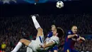 Pemain Chelsea, Marcos Alonso menendang bola di depan pemain Barcelona, Andres Iniesta pada leg kedua babak 16 besar Liga Champions 2017-2018 di Stadion Camp Nou, Rabu (14/3). Barcelona ke perempatfinal usai melumat Chelsea 3-0. (AP/Emilio Morenatti)