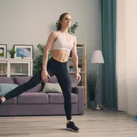 Menggabungkan olahraga ringan dengan hiburan favorit dapat membuat aktivitas fisik terasa lebih menyenangkan. Tak heran jika cozy cardio semakin banyak diminati. (Foto/Dok: Unsplash)