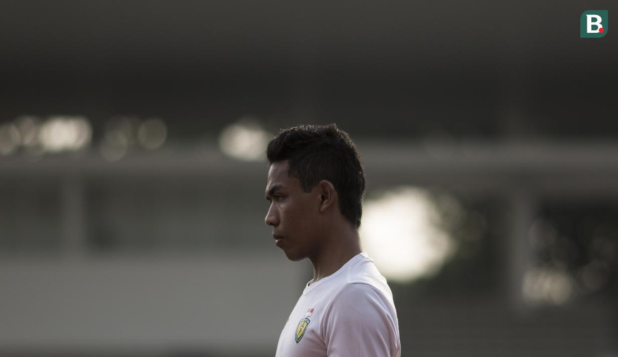 Pelari Indonesia, Lalu Zohri, melakukan pemanasan saat pemusatan latihan di Stadion Madya Senayan, Jakarta, Kamis (2/8/2018). Pemusatan latihan ini merupakan persiapan jelang Asian Games XVIII. (Bola.com/Vitalis Yogi Trisna)
