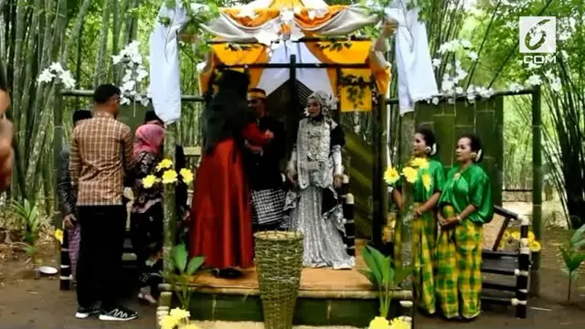 Sepasang pengantin di Polewali Mandar merayakan pesta pernikahannya di tengah hutan bambu. Acara berlangsung meriah dihadiri puluhan tamu undangan.