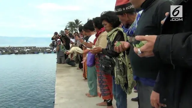 Semenjak hari kedua pencarian korban, kapal Tenggelam KM Sinar Bangun di Perairan Danau Toba, Sumatera Utara, keluarga korban tak henti hentinya melaksanakan ritual doa. Bahkan dibantu oleh paranormal.