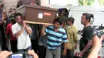 Jenazah pelawak Srimulat Margono alis Gogon tiba di Rumah Duka di solo jawa Tengah. Gogon meninggal usai manggung di acara Pilkada di Lampung