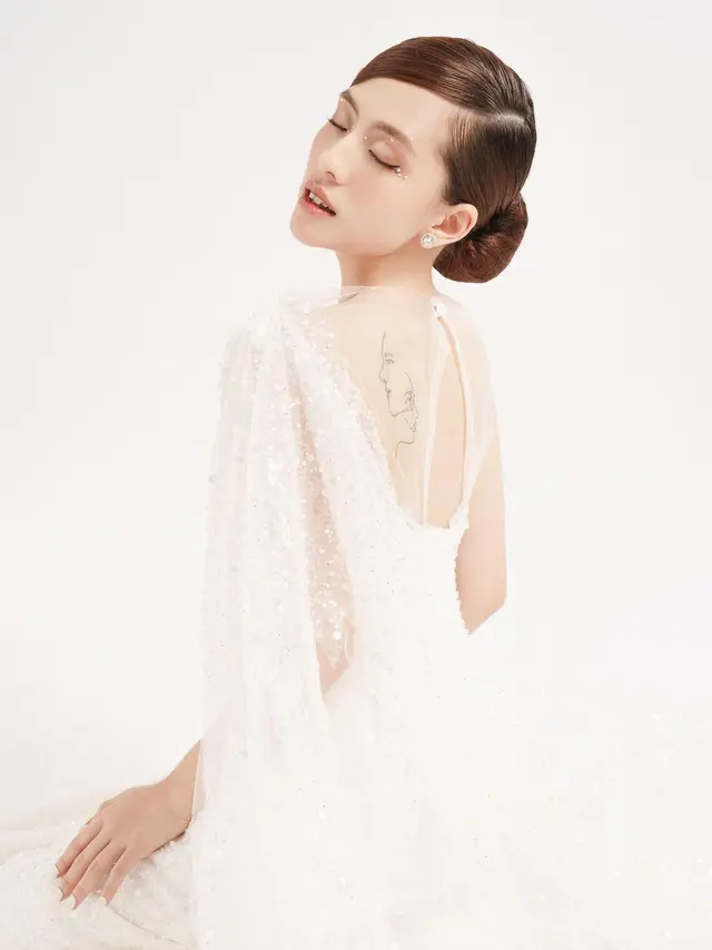 Gaya Adhisty Zara Photoshoot Pakai Gaun Pengantin, Tato di Punggung dan Lengan Curi Perhatian