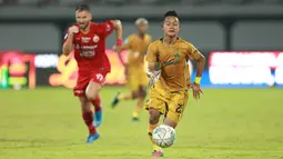 Pemain Bhayangkara FC, Sani Rizki, mengejar bola saat melawan Persija Jakarta dalam laga pekan ke-33 BRI Liga 1 2021/2022 di Stadion Kapten I Wayan Dipta, Gianyar, Bali, Sabtu (26/3/2022). (Bola.com/M Iqbal Ichsan)