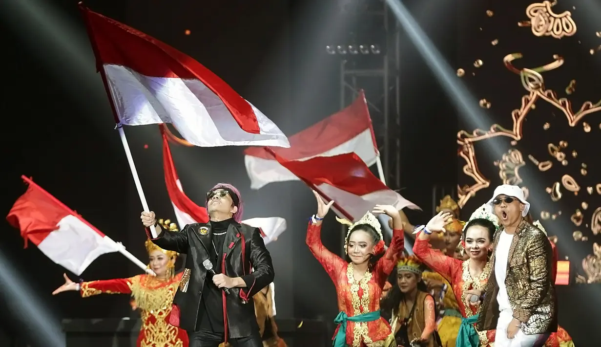 Atta Halilintar Kibarkan Bendera Merah Putih di Panggung YouTube FanFest Indonesia 2019. (Bambang E Ros/Fimela.com)