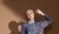 Donita pun tampil elegan dengan gamis warna biru navy serta kerudung abu-abunya. @donitabhubiy
