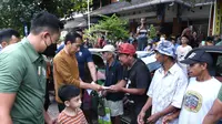 Jokowi dan cucunya, Jan Ethes Srinarendra atau Jan Ethes, membagikan bantuan, sembako, dan kurma kepada para pedagang serta masyarakat yang ada di sekitar pasar. (Kris - Biro Pers Sekretariat Presiden)