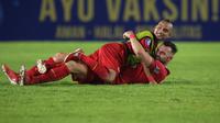 Pemain Persija Jakarta, Riko Simanjuntak (atas) dan Marko Simic merayakan kemenangan 1-0 atas Persib Bandung dalam laga pekan ke-12 BRI Liga 1 2021/2022 di Stadion Manahan, Solo, Sabtu (20/11/2021). (Bola.com/Bagaskara Lazuardi)