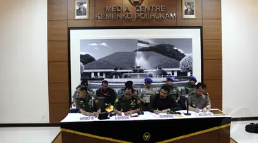 Suasana pengumuman hasil investigasi terkait bentrok antara anggota TNI dan Brimob yang terjadi di Batam,  (14/10/14). (Liputan6.com/Faizal Fanani)