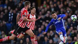 Gelandang Chelsea, Eden Hazard, berusaha membobol gawang Southampton pada laga Premier League di Stadion Stamford Bridge, London, Selasa (25/4/2017). Chelsea menang 4-2 atas Southampton. (AFP/Glyn Kirk)