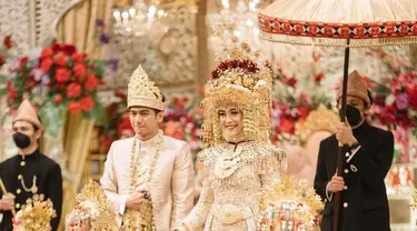 Ini dia potret romantis Teuku Ryan dan Ria Ricis yang sempat heboh di hari pernikahan mereka. Namun foto ini terancam dihapus jika kemungkinan terburuk keduanya bercerai. (Liputan6.com/IG/@riaricis)