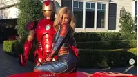 Kylie Jenner dengan kostum Captain Marvel, berfoto bersama Iron Man. (dok.Instagram @kyliejenner/https://www.instagram.com/p/BwtMv6WnDqc/Henry