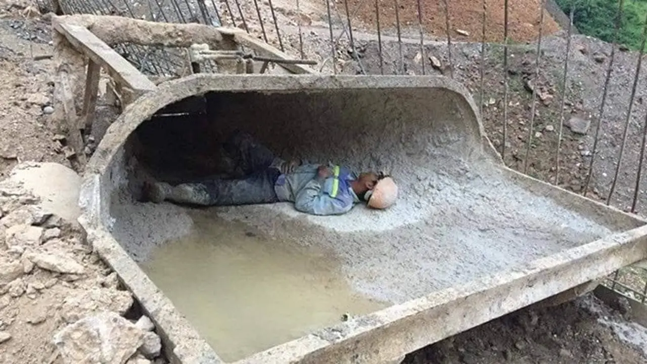 Begini Potret Kerasnya Kehidupan Pekerja Bangunan, Bikin Haru
