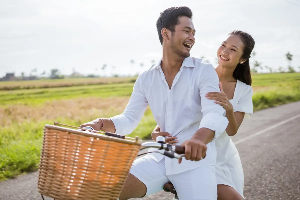 couple romantis bahagia