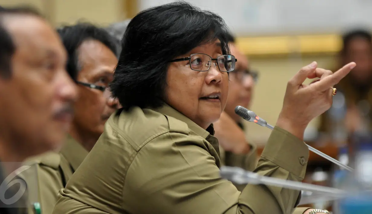 Menteri LHK, Siti Nurbaya saat mengikuti rapat kerja dengan Komisi IV DPR RI, Jakarta, (18/4). Ada sejumlah dokumen yang harus segera diselesaikan jika proyek reklamasi ini hendak dilanjutkan. (Liputan6.com/JohanTallo)